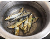 'குழம்பு கூட்டி' செய்த மொச்சை கருவாட்டு குழம்பு(mochai karuvattu kulambu recipe in tamil) ரெசிபி ஸ்டேப் 2 புகைப்படம்