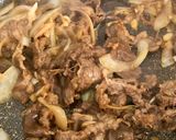 Foto langkah ke 7 dari resep Brokoli Sapi Lada Hitam.