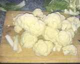 Foto del paso 1 de la receta: Coliflor gratinada con langostinos