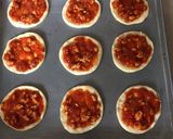 Foto langkah ke 5 dari resep Mini Pizza.