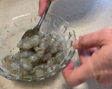 Foto del paso 8 de la receta: Tiburones con langostinos en su salsa