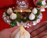 उकडीचे मोदक (ukadiche modak recipe in Hindi) रेसिपी चरण 9 फोटो
