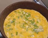 Foto langkah ke 2 dari resep Tortilla Cheesy Egg Sandwich.