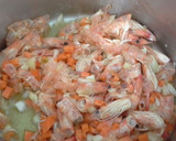 Foto del paso 1 de la receta: Corvina en salsa de langostinos y zanahorias