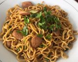 Foto langkah ke 6 dari resep Mi goreng sosis telur sederhana.