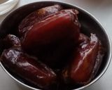 A picture of step 1 of Apple & date smoothie.