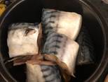 Cá mackerel kho cà bước làm 1 hình
