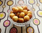 A picture of step 3 of Gullisuwa (fried milk balls).