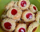 Foto langkah ke 6 dari resep Thumbprint Cookies Strawberry.
