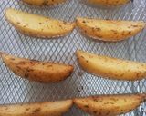 Foto del paso 3 de la receta: Papas gajo especiadas en freidora de aire