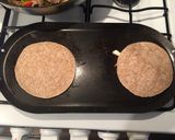 Foto del paso 4 de la receta: Tacos de alambre de res con queso Oaxaca
