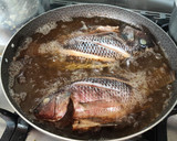 Foto del paso 3 de la receta: Pescado Frito a la cruz (con ensalada)