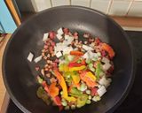 🌶️ Meksykańska szakszuka z kiełbasą i bułką grahamką krok przepisu 2 zdjęcie