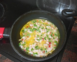 Foto del paso 2 de la receta: Bocadillo de tortilla francesa con jamón, pimiento y cebolla