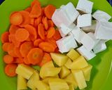 Foto langkah ke 1 dari resep Sayur Sop Kentang Wortel Tahu Putih.