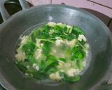Foto langkah ke 4 dari resep Bayam kuah telur.
