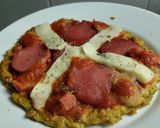 Foto del paso 12 de la receta: "Pizza" con base de coliflor al sartén de salchicha, queso y tomate🧀🍅🥫🍕
