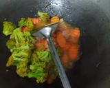 Foto langkah ke 3 dari resep Tumis brokoli wortel.