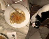 Foto del passaggio 7 della ricetta Spaghetti mantecati con cipolla di Tropea acciughe e prezzemolo