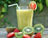 Foto langkah ke 2 dari resep Strawberry dan kiwi smoothie.