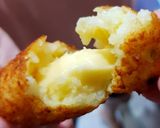 Foto langkah ke 7 dari resep Cheesy Potato Rice Balls.
