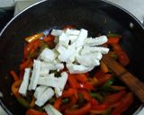 पनीर और कैप्सिकम स्टर फ्राई (Paneer aur capsicum stir fry recipe in Hindi) रेसिपी चरण 3 फोटो