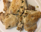 Foto del paso 3 de la receta: Contramuslos de pollo con jugo de limón y cilantro fresco