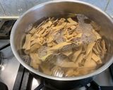 Une image de l'étape 2 de Tagliatelles à la viande séchée, girolles et crème de courgettes.