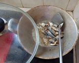 Foto langkah ke 1 dari resep Oseng Ikan Asin Klothok Pete.