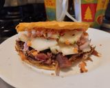 Foto del paso 9 de la receta: Arepa🥯rellena de pollo🫕y salchichón teriyaky con ensalada fresca🥙🧆🌯