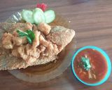 Foto langkah ke 5 dari resep Gurame goreng tepung dengan saus asam pedas.