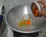 Foto langkah ke 3 dari resep Nasi goreng telur.