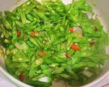 Foto langkah ke 3 dari resep Tumis Buncis Telur Simpel.