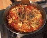 Une image de l'étape 8 de Moules aux tomates, champignons et persil.