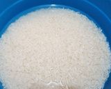 A picture of step 1 of Black-eyed-peas glutinous rice (Lepet).