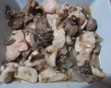 Foto del paso 6 de la receta: Pollo con setas y champiñones con nata