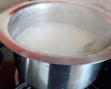 A picture of step 1 of Strawberry kheer.