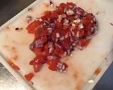 Une image de l'étape 6 de Salade de tomates roses aux oignons rouges et mozzarella di buffala.