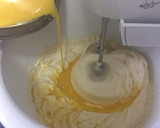 Foto del paso 5 de la receta: Bizcochuelo esponjoso con yemas!