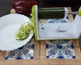 Foto del passaggio 1 della ricetta Spaghetti di zucchine con crema di peperone rosso