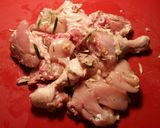 Foto del paso 3 de la receta Pollo al ajillo y romero al horno con patatas asadas