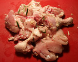 Foto del paso 3 de la receta: Pollo al ajillo y romero al horno con patatas asadas