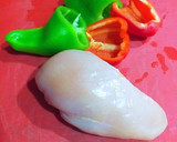 Foto del paso 1 de la receta: Mini penne en salsa bechamel con salteado de tiras de pechuga