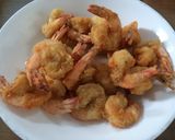 Foto langkah ke 3 dari resep Udang goreng saus telur asin.