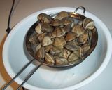 Foto del paso 3 de la receta: Almejas frescas encebolladas con salsa de tomate
