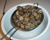 Foto del paso 3 de la receta: Almejas frescas encebolladas con salsa de tomate