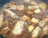 A picture of step 3 of Semur ayam (Indonesian fragrance chicken and potato stew).