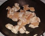 Foto del paso 2 de la receta: Fideos coditos con crema de verdeo y pollo 💜