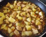 Foto del paso 3 de la receta: Guisado de pollo con patatas y pimientos variados