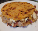 Foto del paso 10 de la receta: Arepa🫓con🧀🍯chori-queso🥯🥓🧅